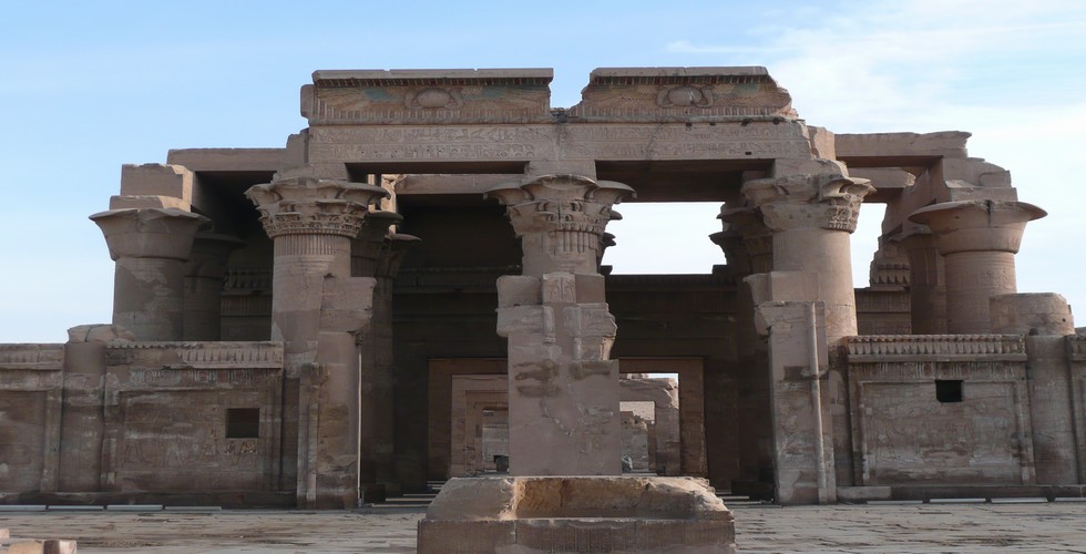 https://d3r8gwkgo0io6y.cloudfront.net/upload/Kom Ombo Temple01.jpg